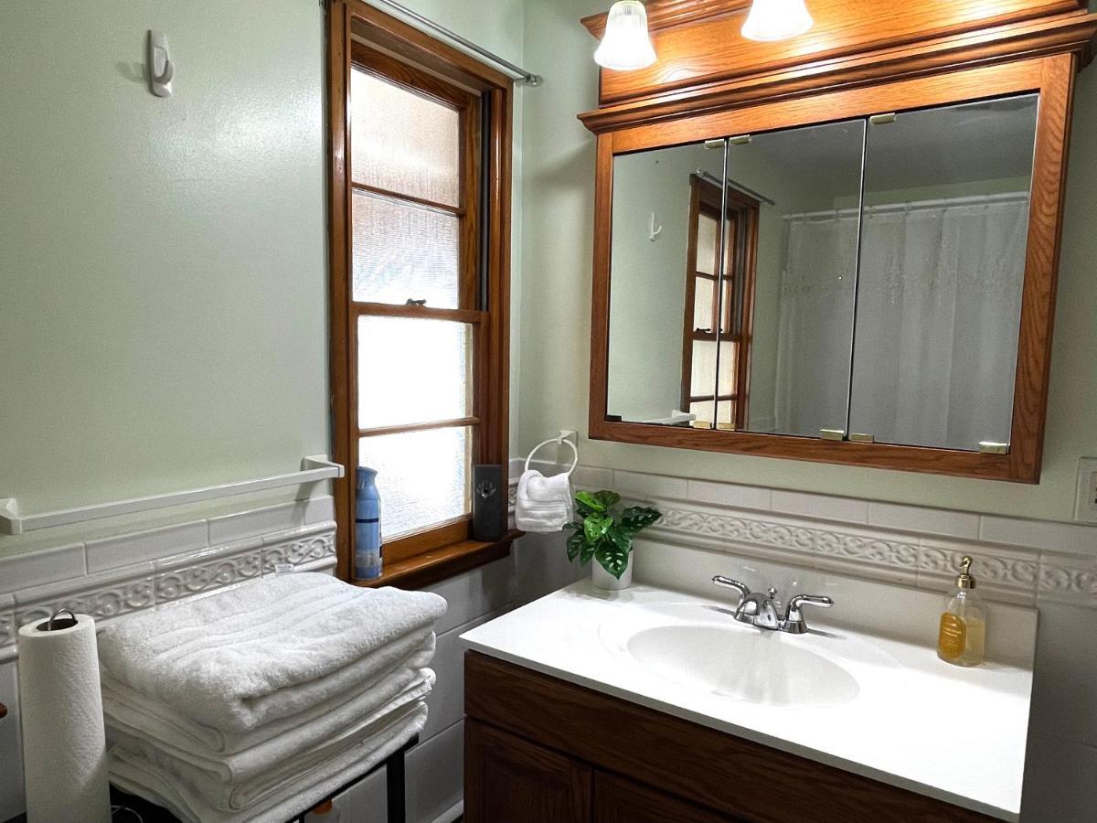 Entire Home In Buffalo - 6 Guests 3 Bedroom 1 Bath - Convenient Location - 25Min To Niagara Falls Bagian luar foto